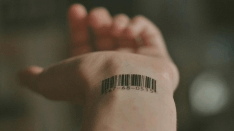 У Швейцарії дівчина набила тату у вигляді штрихкоду і він спрацював у супермаркеті (Відео)