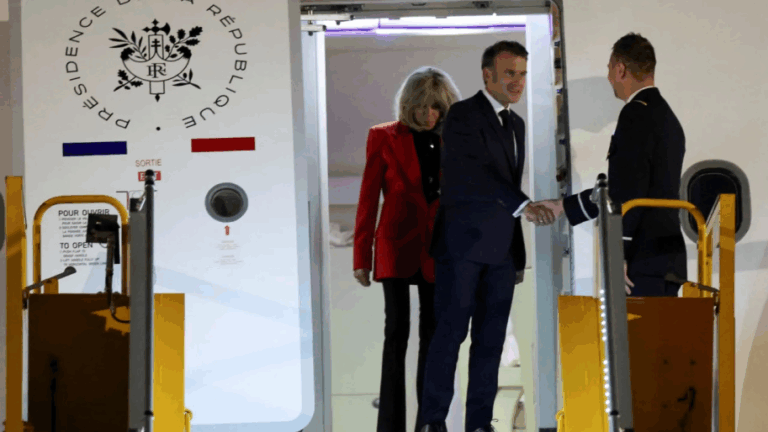 Ніяковий момент із "ляпасом": Бріжит Макрон здивувала жестом під час виходу з літака
