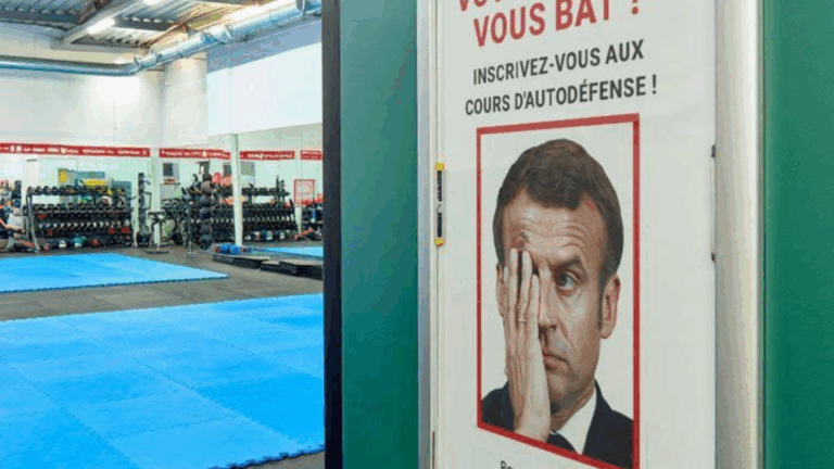 В одному зі спортзалів Франції з'явилась іронічна реклама після ляпаса Макрону від дружини