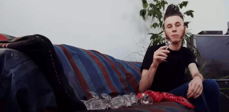 Чоловік став залежним від поїдання скла: з’їв понад 250 лампочок і 100 келихів