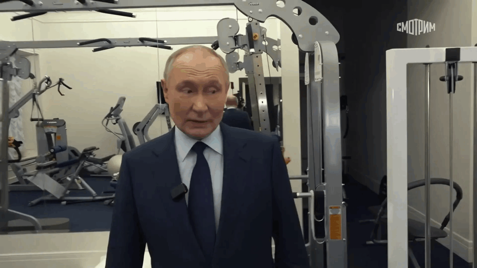 “І жердина для стриптизу…” Путін показав “найголовнішу частину” своєї квартири і став посміховиськом