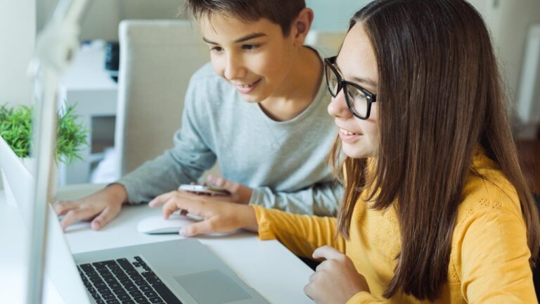 Кінець навчального року. Поради офтальмолога як відновити зір дитини