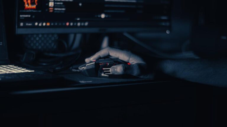 Російські хакери зламали 10 тисяч камер у ЄС та Україні, щоб стежити за постачанням допомоги