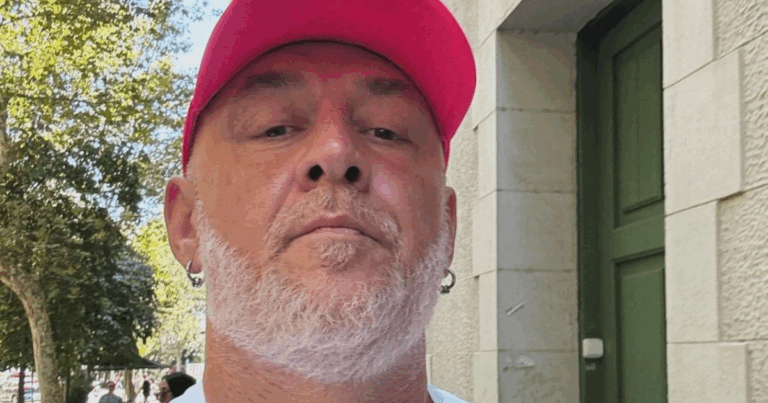 Потап "перетворився" на пишну білявку у весільній сукні (Фото)