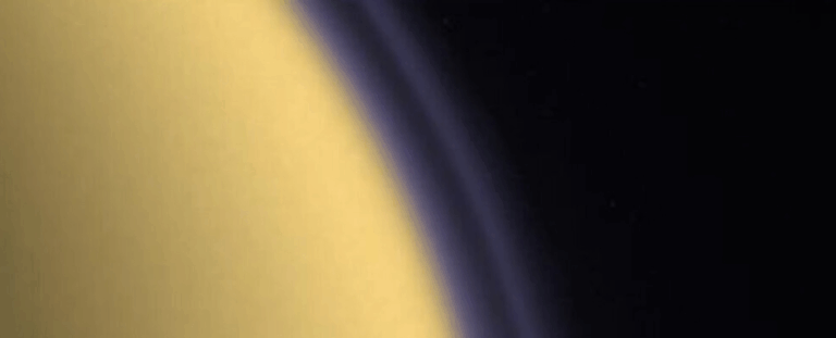 Атмосфера супутника Сатурна Титана поводиться дивно: вона "хитається" як дзиґа