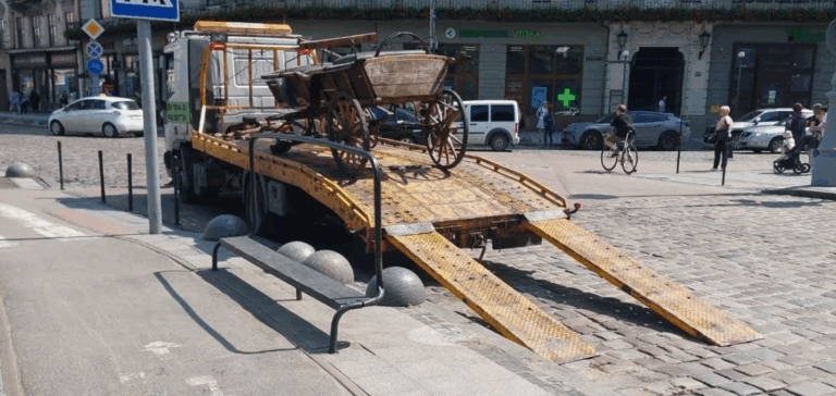 У Львові евакуатор забрав карету (Фото)