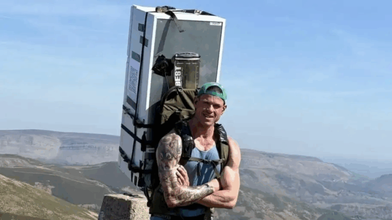 Британець пройшов 100 км з холодильником на спині — на честь обіцянки покійній дружині