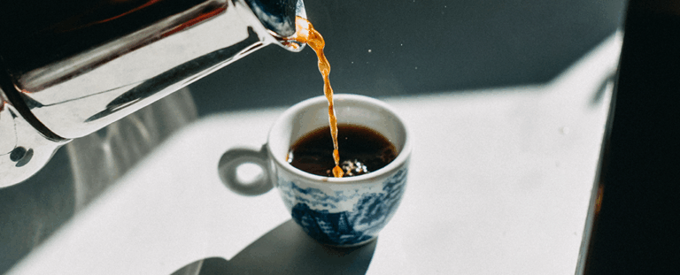 Кофеїн змінює роботу мозку навіть уві сні: особливо в молоді