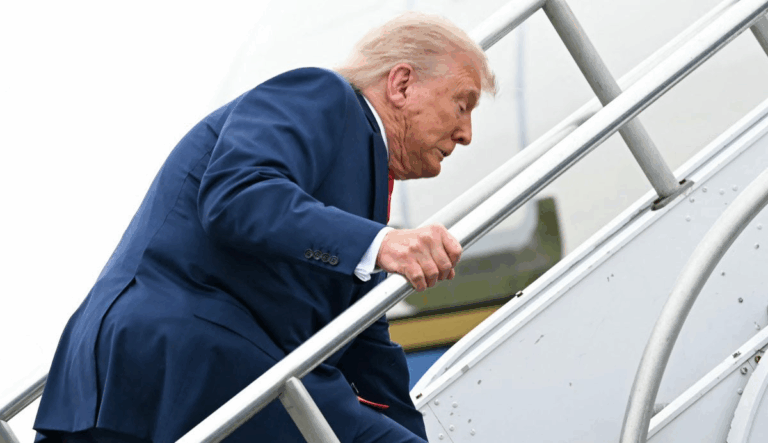 Трамп спіткнувся на трапі літака: раніше він глузував з Байдена через схожий випадок