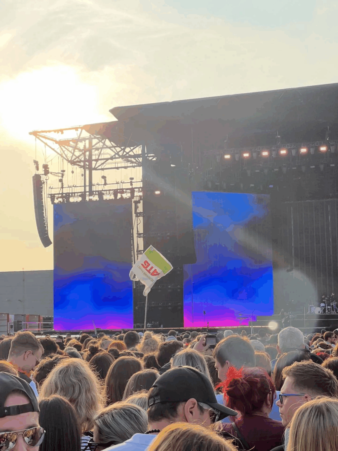 Українки з пакетом АТБ стали зірками концерту Imagine Dragons: що за історія стоїть за вірусними фото