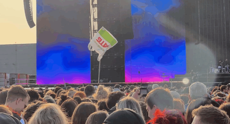 Українки з пакетом АТБ стали зірками концерту Imagine Dragons: що за історія стоїть за вірусними фото