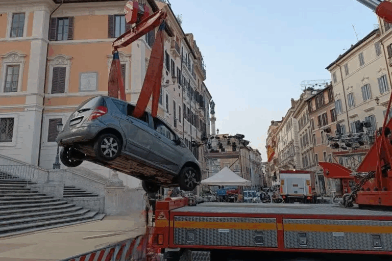У Римі чоловік заїхав автівкою на Іспанські сходи: його евакуювали краном