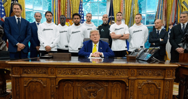 Трамп зустрівся з футболістами "Ювентуса" в Овальному кабінеті: Мережа вибухнула мемами
