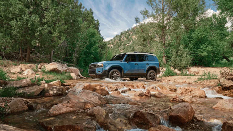 Новий Toyota Land Cruiser 2024: легенда втратила свій характер?