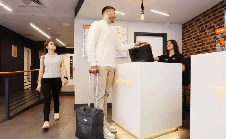 Найвищий чоловік Британії протестував найменший готельний номер у країні