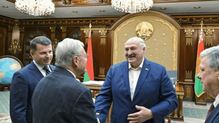 "Цирк, а не дипломатія": соцмережі висміяли зустріч Лукашенка з представником Трампа