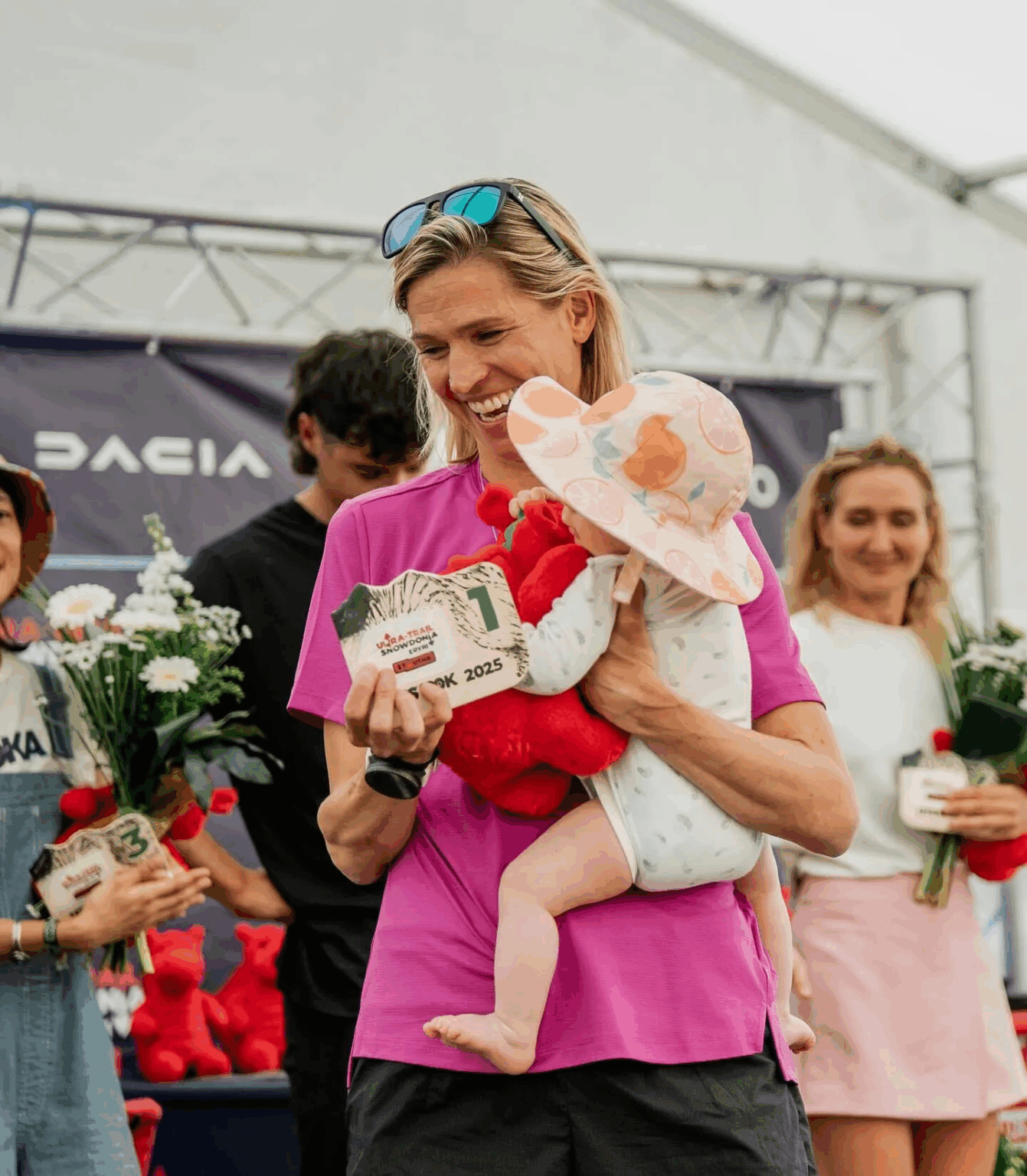 42-річна канадка виграла 100-кілометровий ультрамарафон, тричі зупиняючись, щоб погодувати грудьми дитину (Фото)