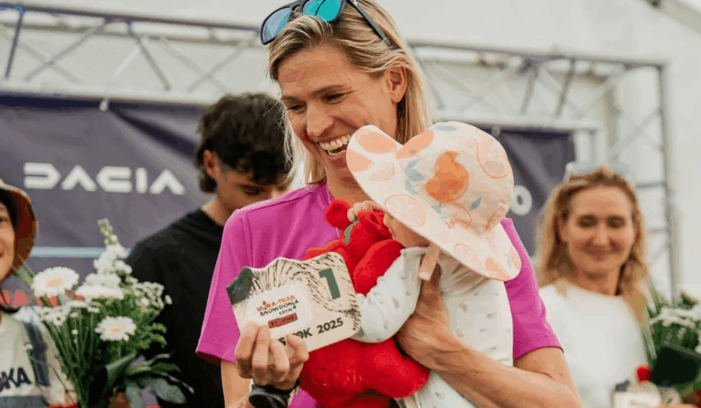 42-річна канадка виграла 100-кілометровий ультрамарафон, тричі зупиняючись, щоб погодувати грудьми дитину (Фото)