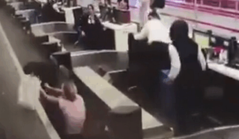 Дівчина осоромилася, вперше потрапивши в аеропорт (Відео)
