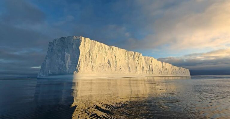 Айсберг розміром з Хрещатик дрейфує біля української станції в Антарктиді (Фото)