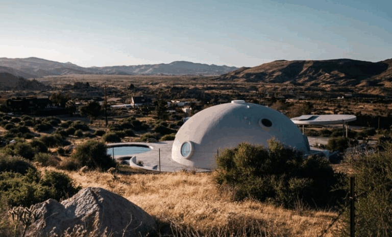 Українська архітекторка-самоучка спроєктувала дім у пустелі Каліфорнії із натяком на радянський бруталізм