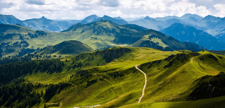 Тренди літнього відпочинку 2025: як українці планують свою відпустку цього року