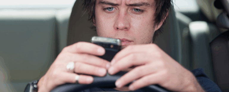 Американські підлітки проводять п’яту частину часу за кермом, дивлячись у телефон – дослідження Гарварду