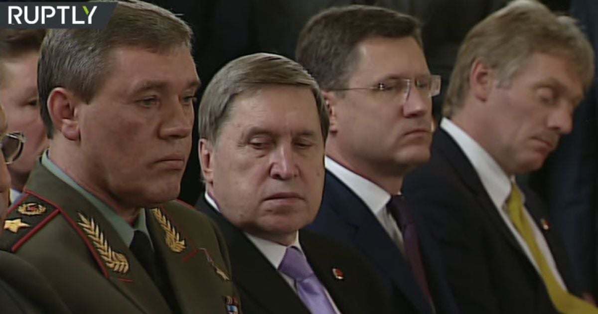 Пєсков заснув під час виступу Путіна (Відео) Пєсков заснув під час виступу Путіна (Відео)