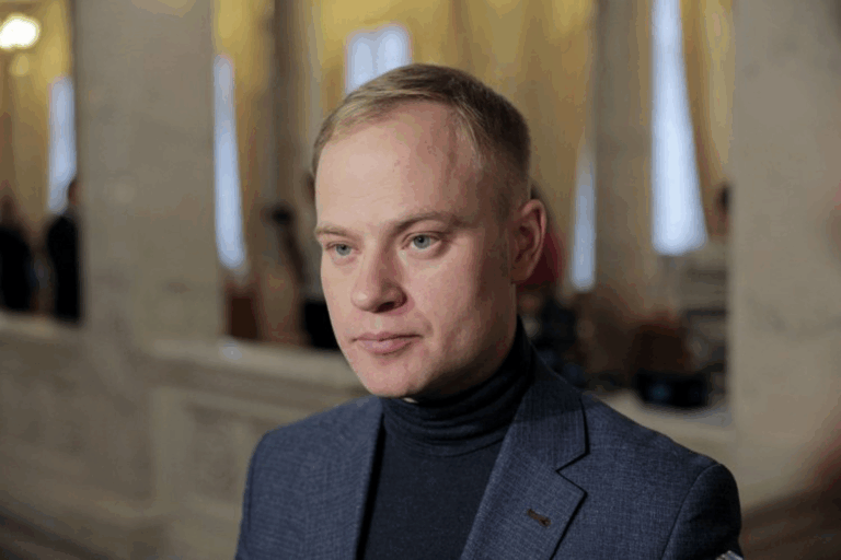 "Модний вирок" у Верховній Раді: Ярослав Юрчишин прийшов на засідання у сандалях