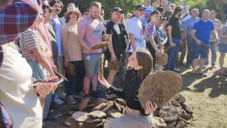 У РФ кидались коров'ячим гноєм — в чому суть "скрєпних" змагань