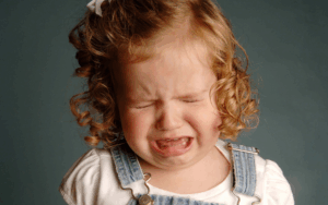 Молодша ледь не розплакалась. Чоловік вперше за 15 років збрив бороду і показав емоційну реакцію доньок на відео