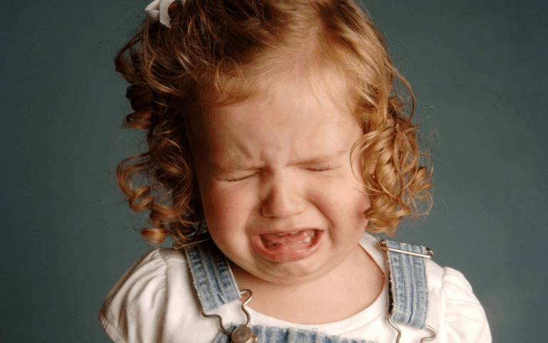 Молодша ледь не розплакалась. Чоловік вперше за 15 років збрив бороду і показав емоційну реакцію доньок на відео