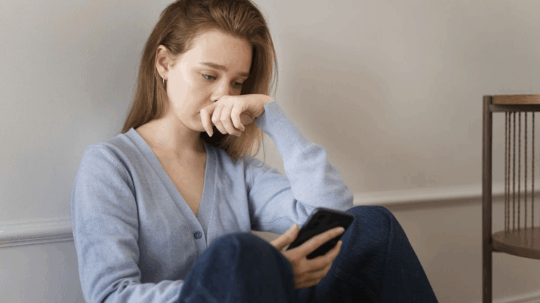 Чому чоловік не пише першим: головні причини та поради для жінок