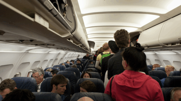 У Бангладеш жінка повідомила про бомбу в літаку, щоб зірвати втечу одруженого сина з коханкою