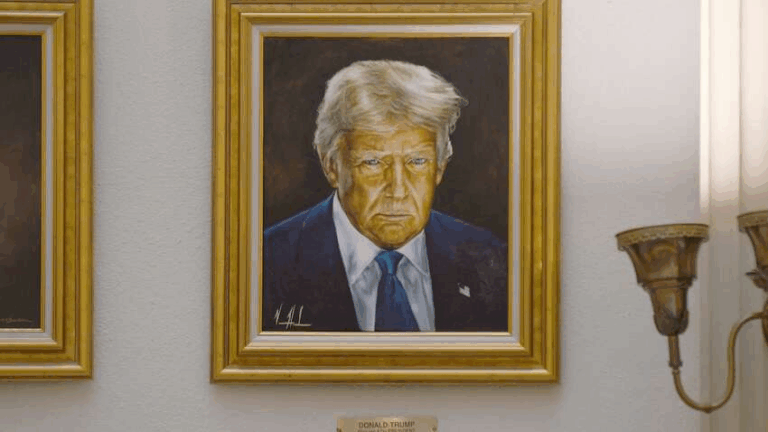 У Капітолії Колорадо повісили новий портрет Трампа: колір обличчя співпадає з рамкою