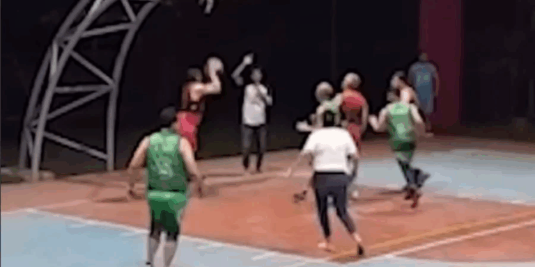 Била чоловіка палицею під час матчу. Дружина баскетболіста зірвала гру через сімейний бюджет (Відео)