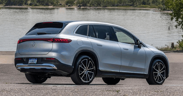 Mercedes-Benz зупиняє виробництво електромобілів EQE та EQS для США