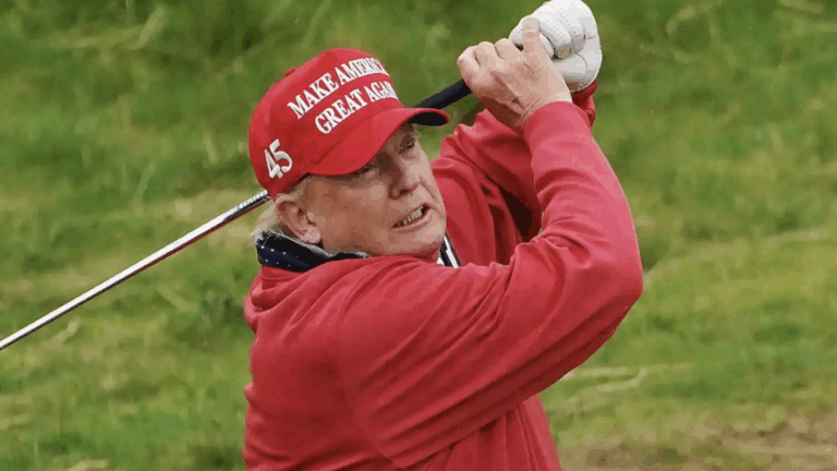 Помічника Трампа піймали на гарячому під час гри в гольф – він "покращував" результати президента США