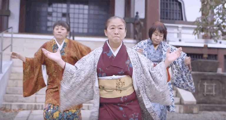 Мережі зворушила японська бабуся-«барабанщиця» (Відео)