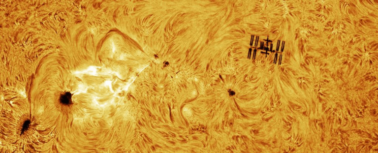 Астрофотограф зробив неймовірний знімок МКС на тлі Сонця під час спалаху