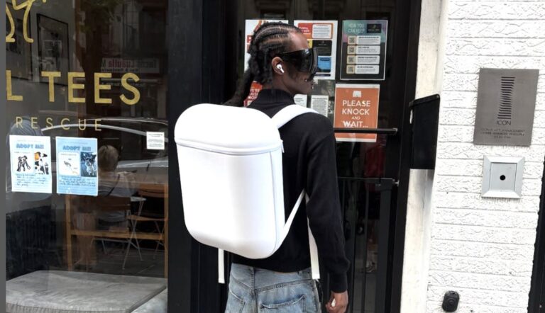 Bravest Studios представив рюкзак у вигляді футляра AirPods — об’ємний, стильний і провокаційний