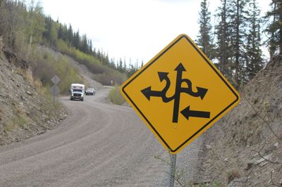 15 абсурдних і дивних дорожніх знаків, в існування яких важко повірити - фото 748242