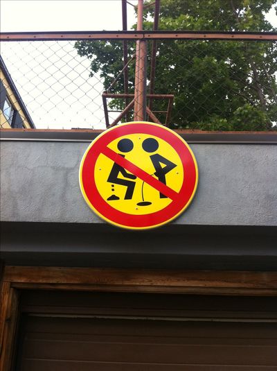 15 абсурдних і дивних дорожніх знаків, в існування яких важко повірити - фото 748250