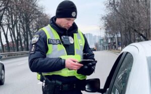 Які слова не варто говорити поліцейським під час зупинки авто