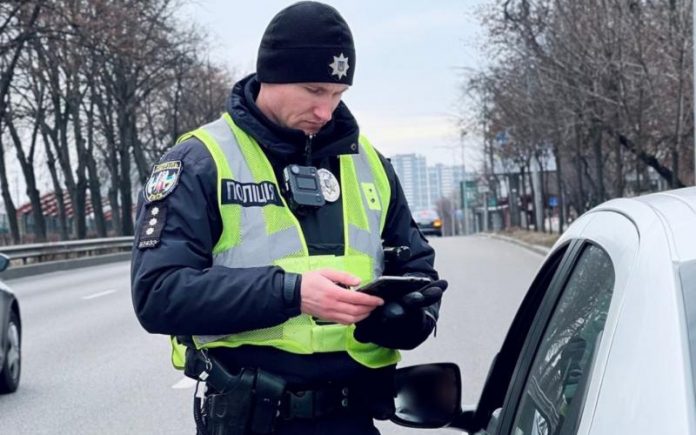 Які слова не варто говорити поліцейським під час зупинки авто