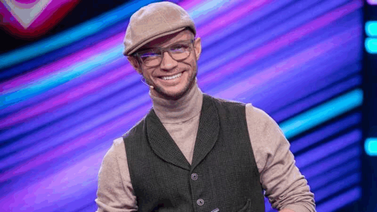 Російського телеведучого вигнали з літака за п'яний дебош