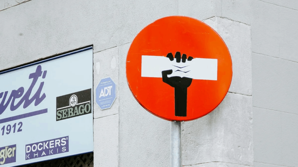 15 абсурдних і дивних дорожніх знаків, в існування яких важко повірити