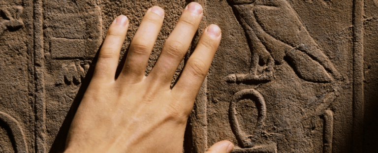 У Британії знайшли унікальний відбиток руки на 4-тисячолітньому єгипетському артефакті