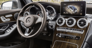 Прихований дефект у Mercedes-Benz: дерев’яна обробка тріскається, а ремонт коштує тисячі