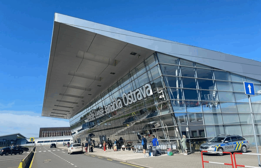 Найменший аеропорт у Європі обслуговує всього 3 рейси на день: де він розташований Найменший аеропорт у Європі обслуговує всього 3 рейси на день: де він розташований